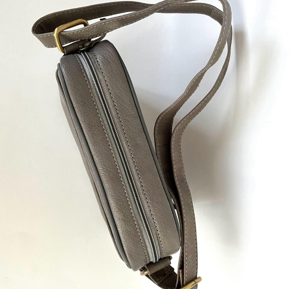 ***Brand New*** Genuine Leather cross body bag Grey has dye marks/overrun - Picture 6 of 7